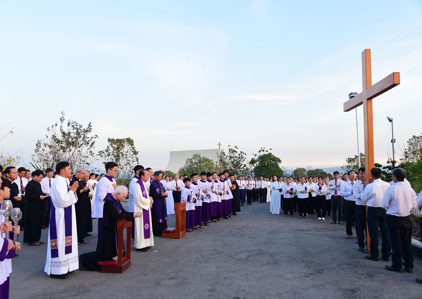 Khoảng 1.000 tín hữu đi Đàng Thánh giá